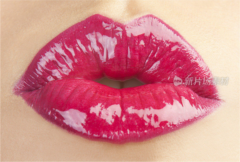 一个女人红色噘起嘴唇的特写