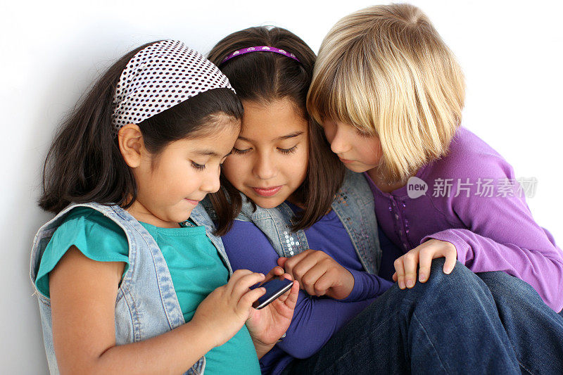 三个女孩在玩电脑游戏