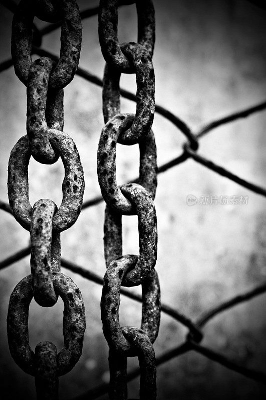 黑色和白色生锈的铁链带着栅栏