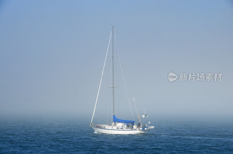 帆船在散雾中