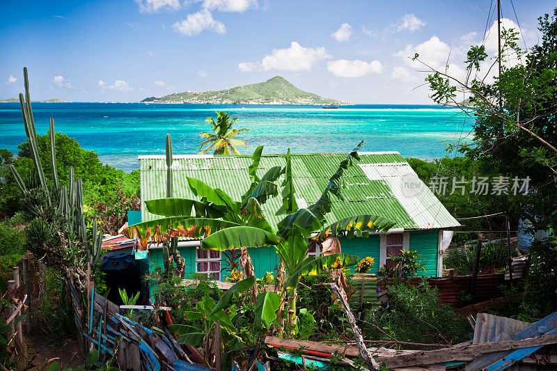 加勒比海泻湖附近的旧小屋