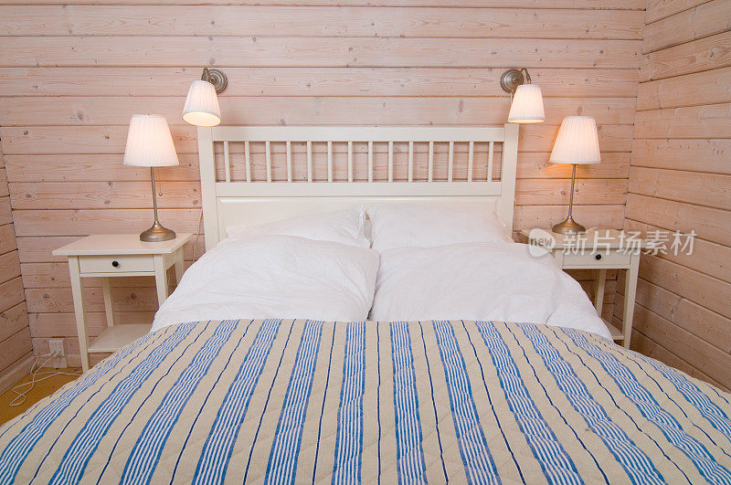 斯堪的纳维亚风格的卧室与木墙