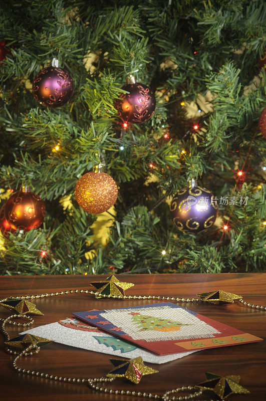 圣诞卡片和圣诞树