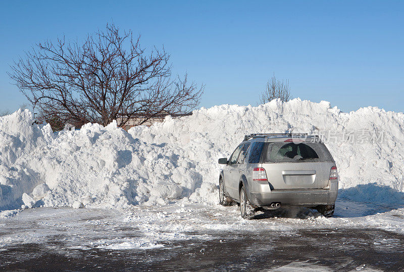 停车场里高耸的雪堆