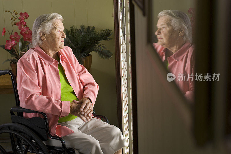 坐轮椅的老妇人