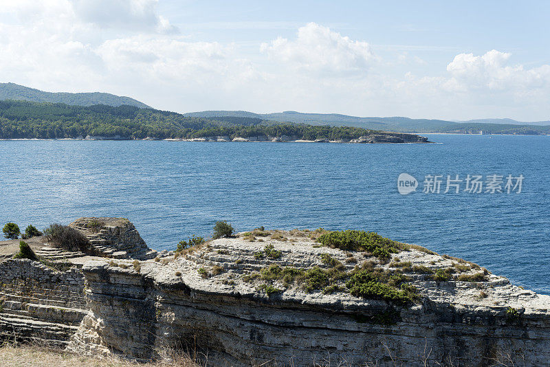 多岩石的海岸线