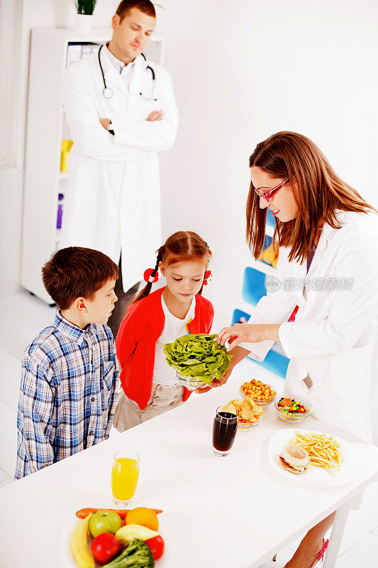 儿科医生向孩子解释健康和不健康的饮食