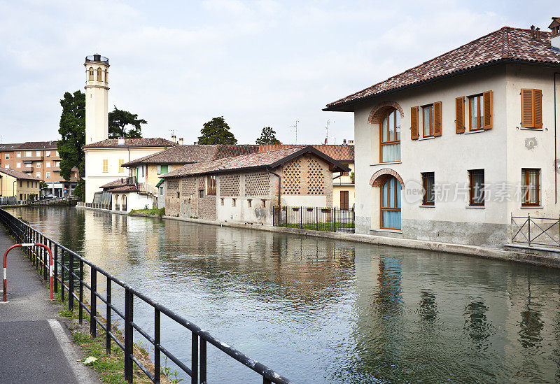 房屋和教堂附近的运河