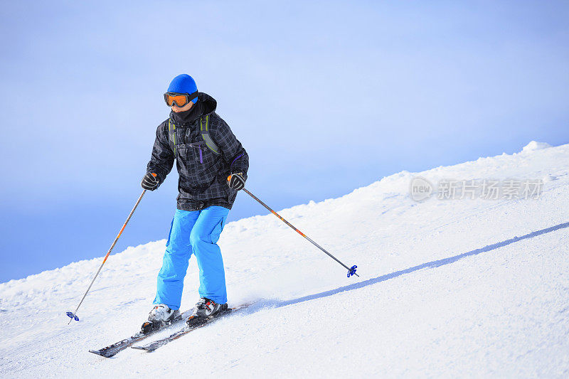 十几岁的男孩在滑雪胜地滑雪