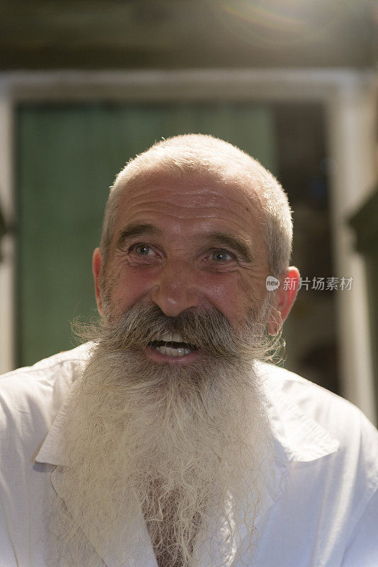 微笑的老男人与白胡子，欧洲