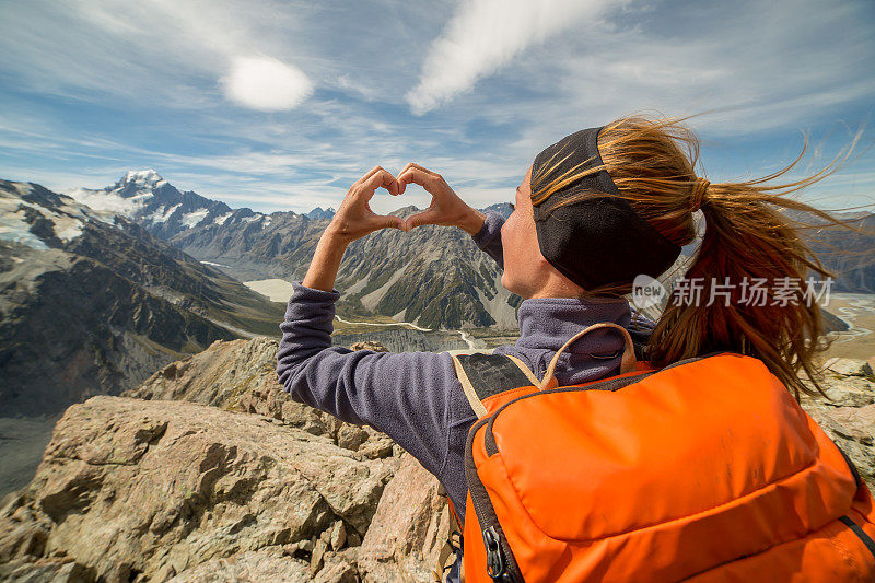 徒步旅行的年轻女子热爱大自然