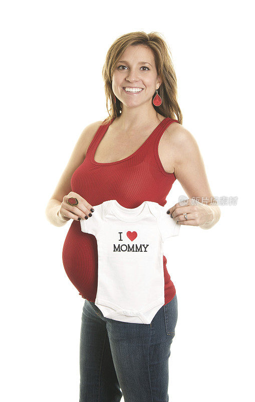 美丽的孕妇在白色背景与婴儿衬衫