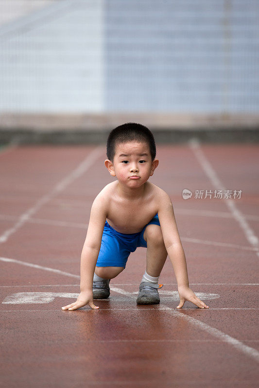 运动场上的男孩