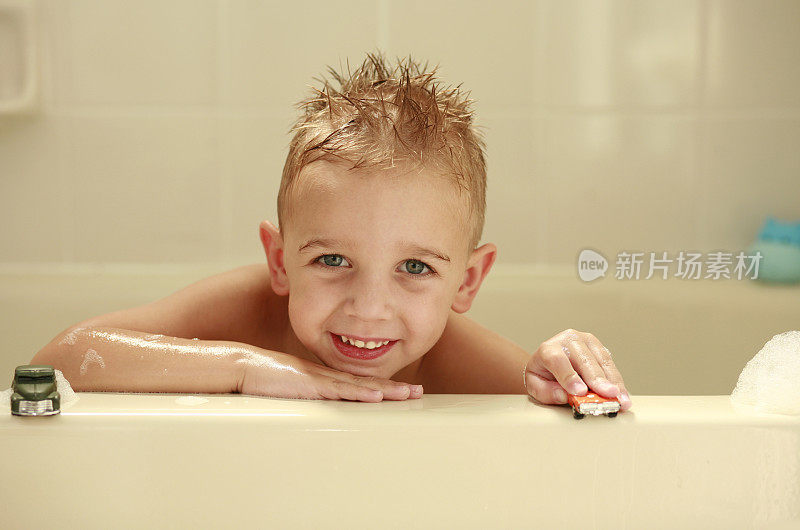 浴缸里的小男孩