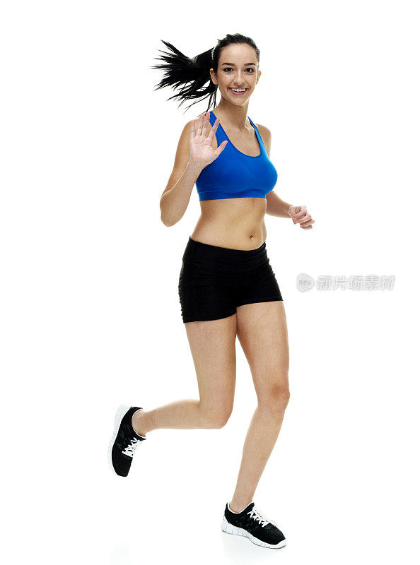 微笑的女运动员跑步和挥手