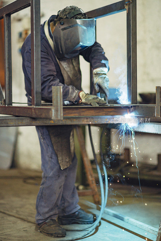 金属工人在工厂焊接