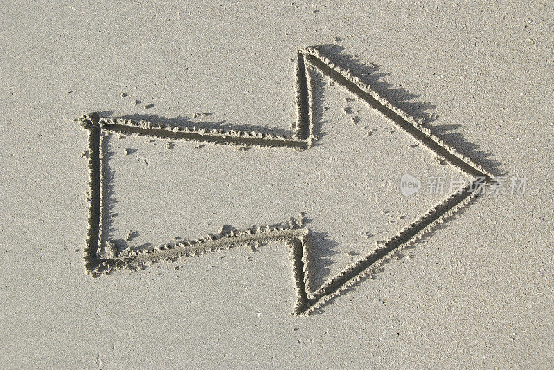 沙中的箭头轮廓