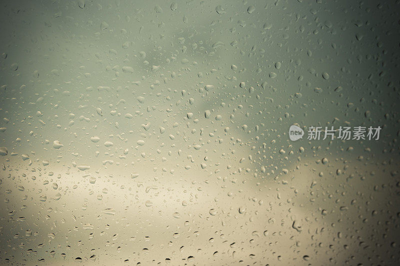 雨滴落在窗户上