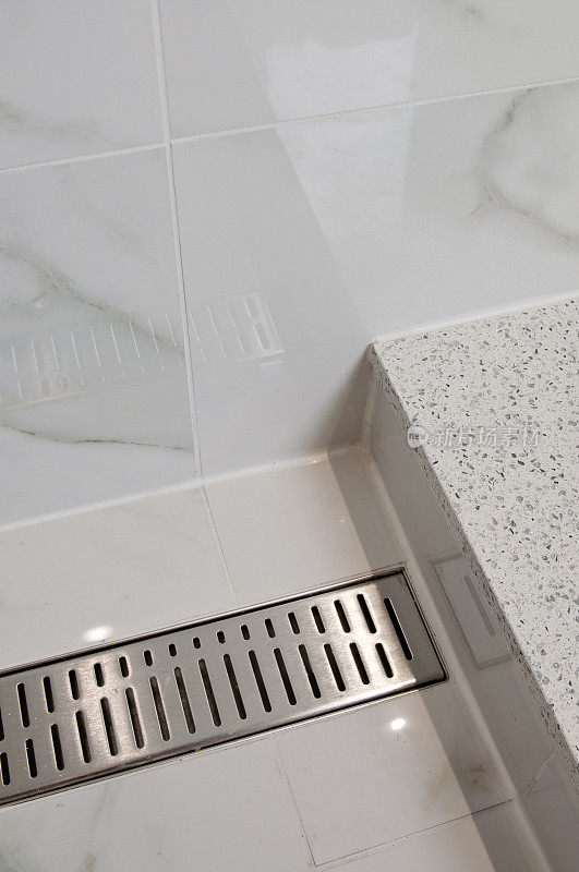 淋浴排水-白色瓷砖