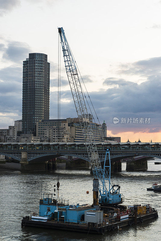 泰晤士河沿岸的建筑