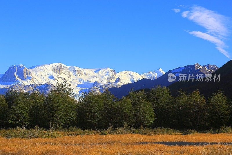 智利巴塔哥尼亚草原潘帕草甸景观日出，托雷斯德尔潘恩