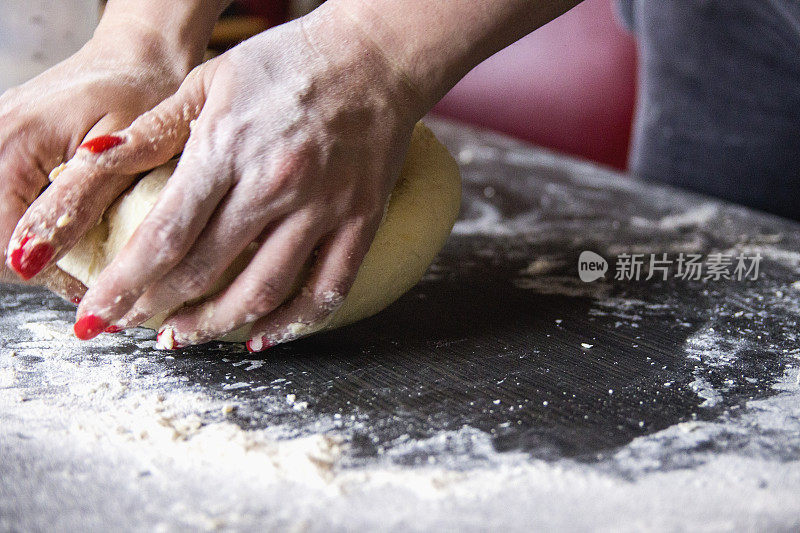 在面包店用女性的手揉面