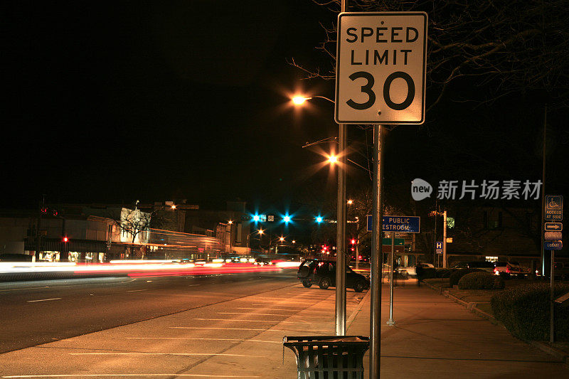 限速30的标志。的夜晚。城市,市区。人行道上。流量。