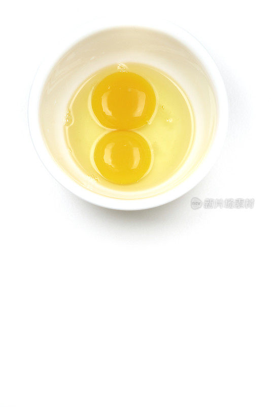 两个鸡蛋放在一个碗里