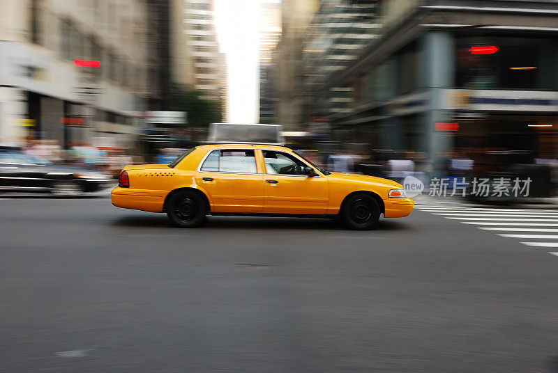 黄色出租车在街上快速行驶