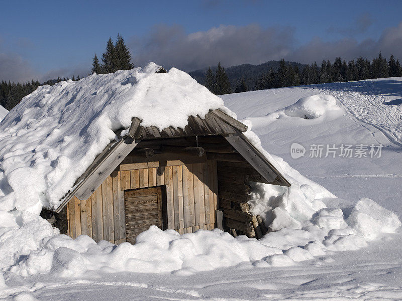 雪中的小茅屋