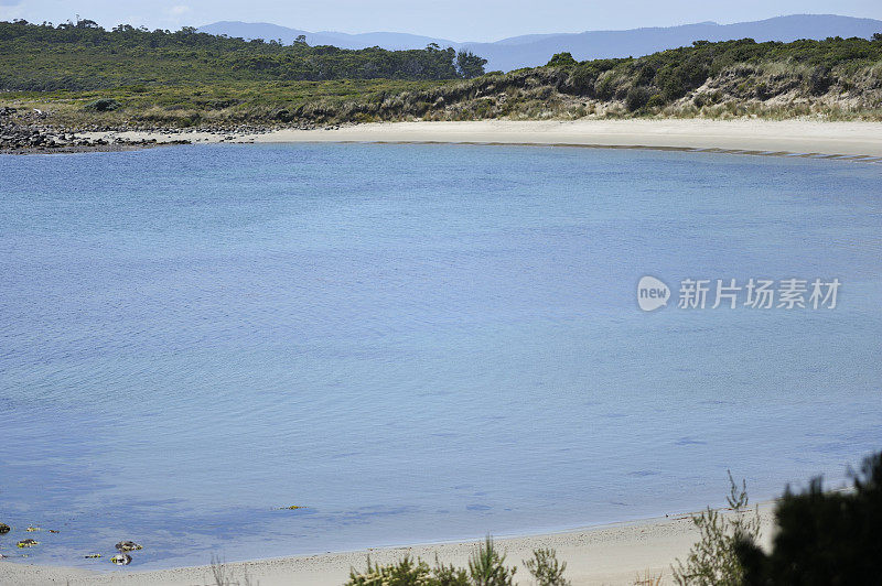 布鲁尼岛的海滩和大海，