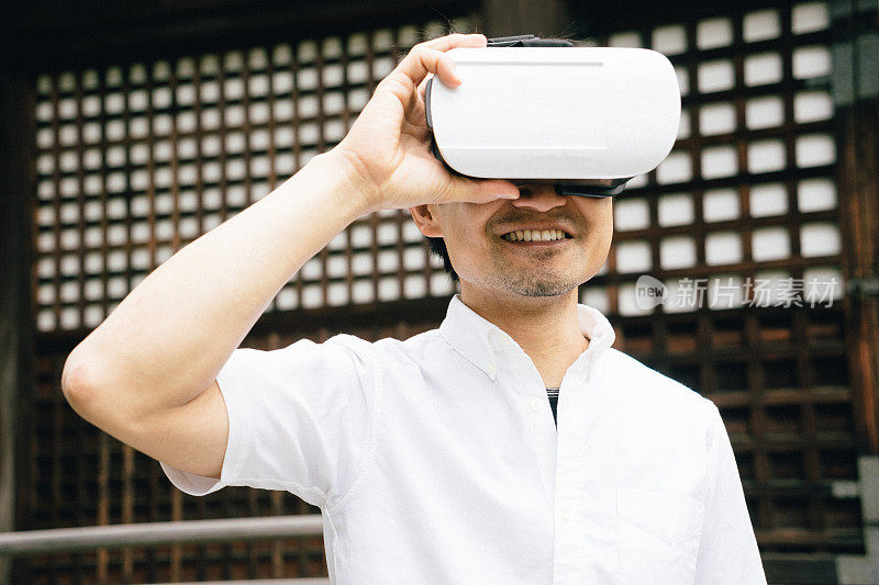 年轻人在户外使用虚拟现实模拟器