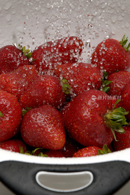 用滤锅洗草莓
