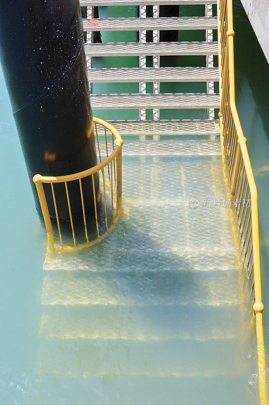 楼梯下入水中