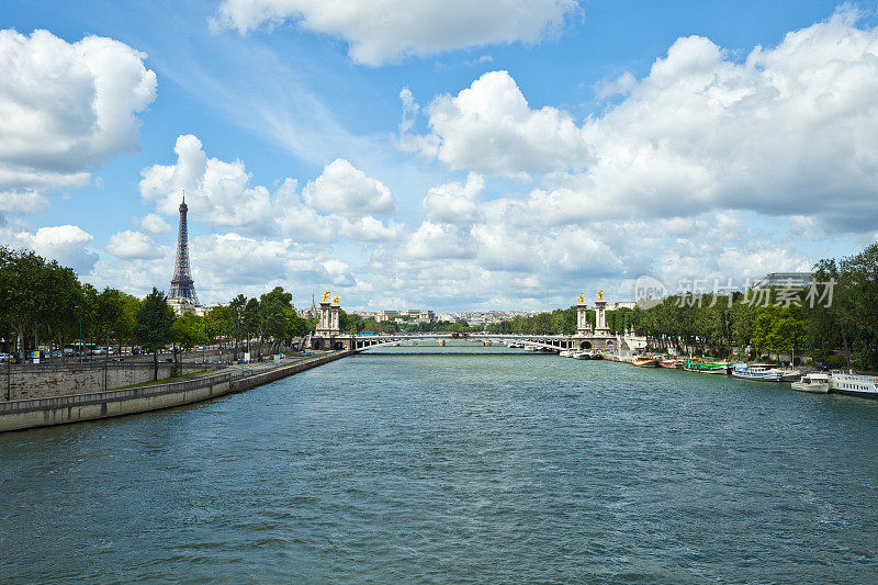 巴黎，塞纳河经过埃菲尔铁塔