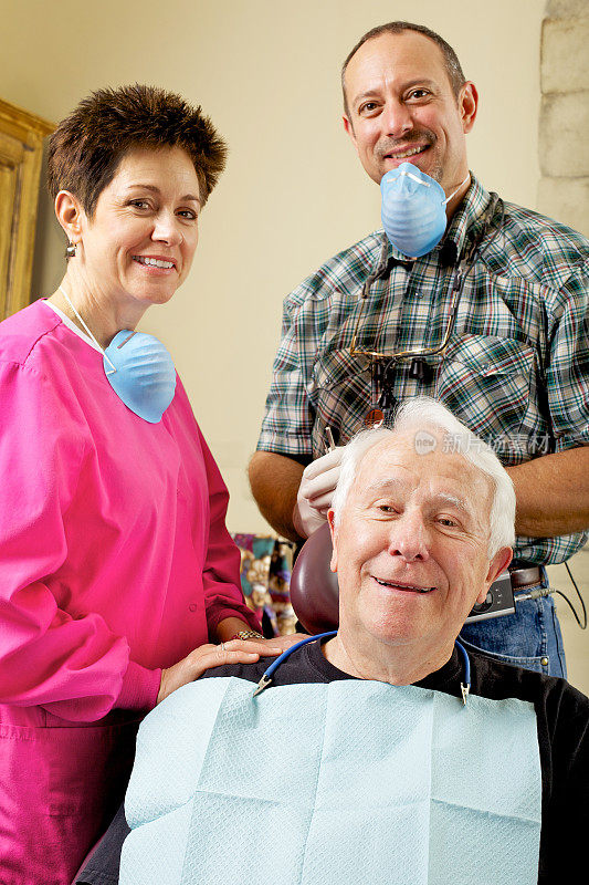 牙科诊所就诊的老年成年男性