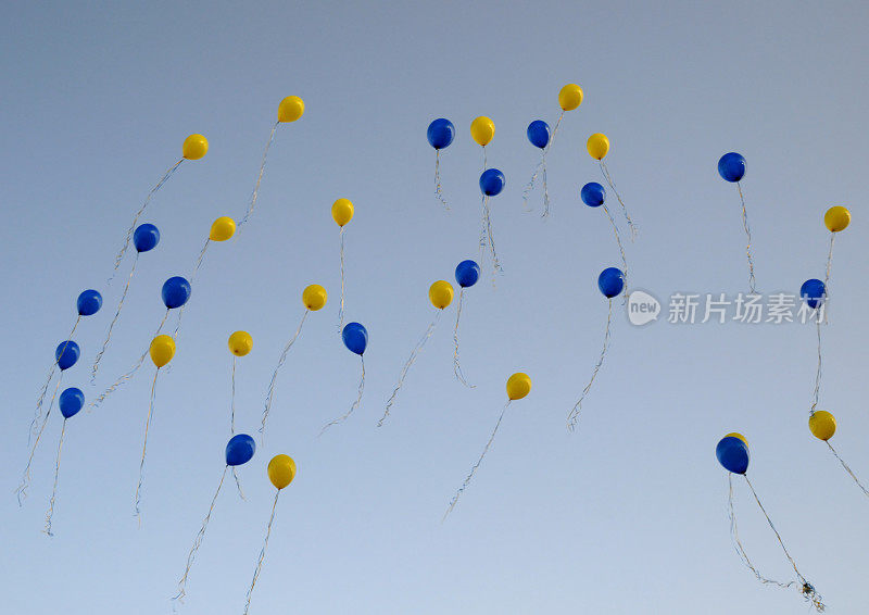 蓝色和黄色氦气球释放