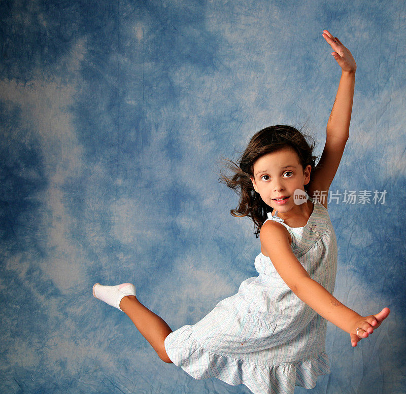 小女孩跳芭蕾舞