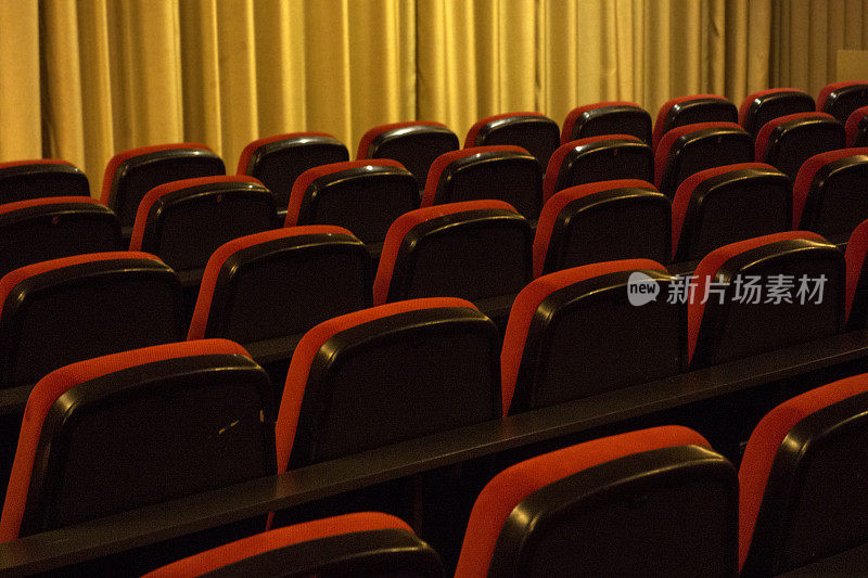 电影院或剧院有幕的座位-没有人