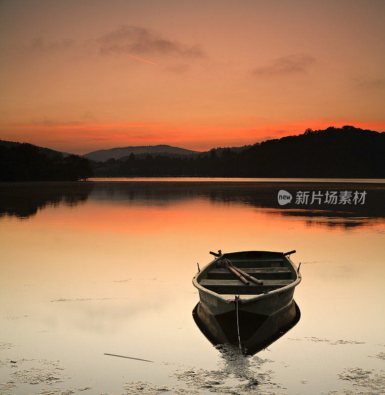 日落时分湖上的渔船