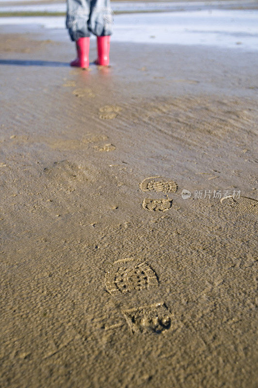 海滩上的脚步声