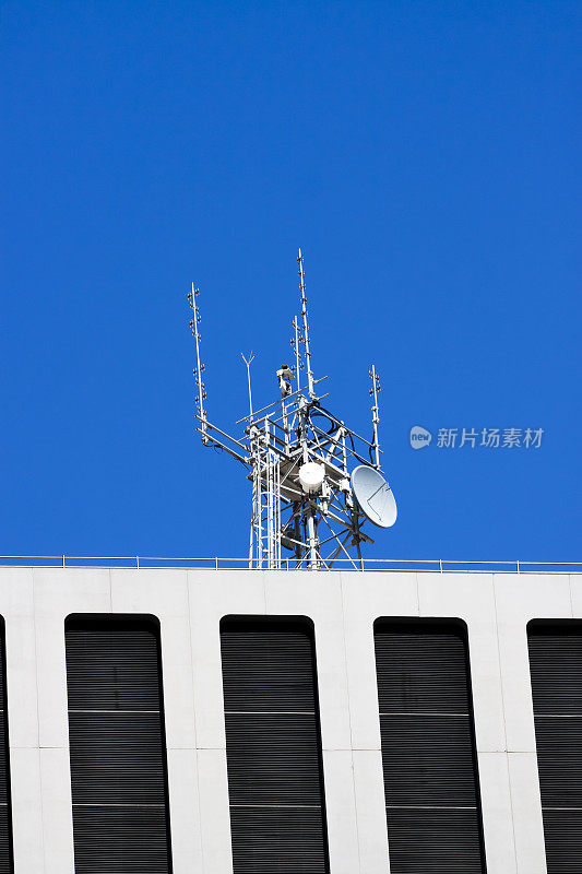 电信塔上建筑顶顶，映衬蓝天，复制空间