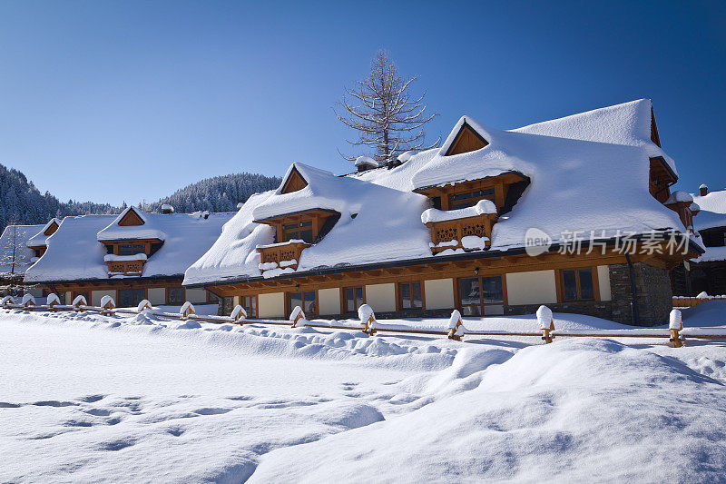 雪中的山间小屋