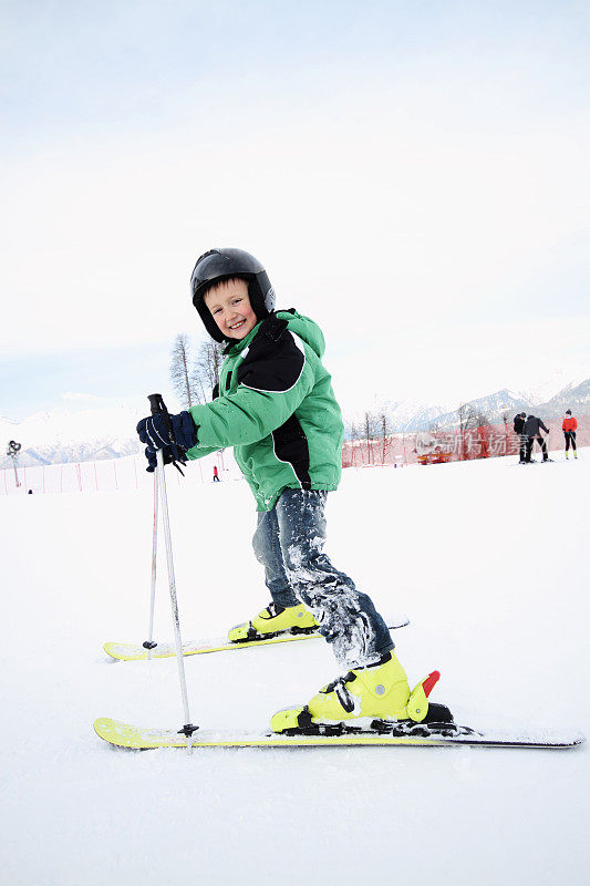 小男孩滑雪