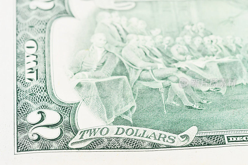 两张美钞孤立在白色背景上，微距拍摄