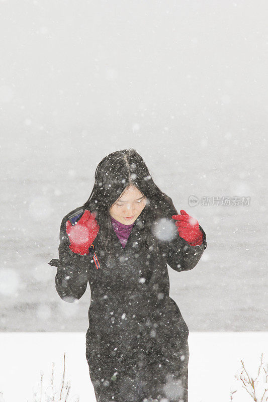 在暴风雪中奔跑的女人