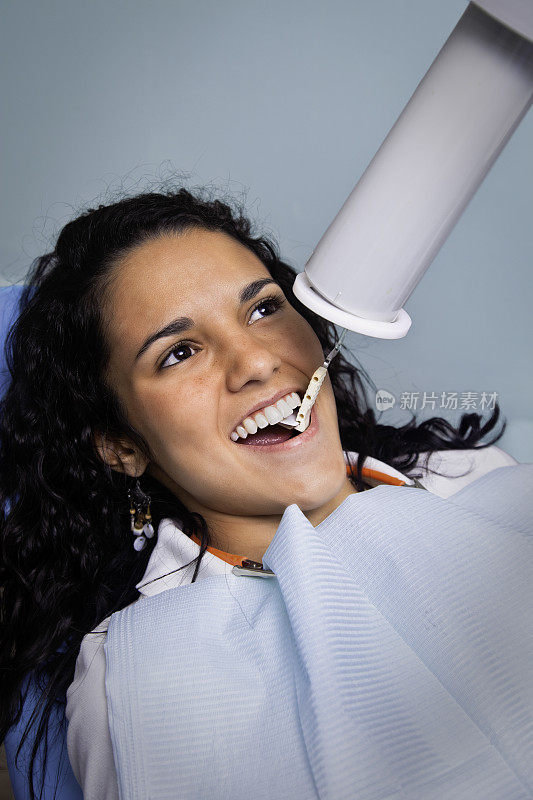 西班牙裔妇女牙科x光检查