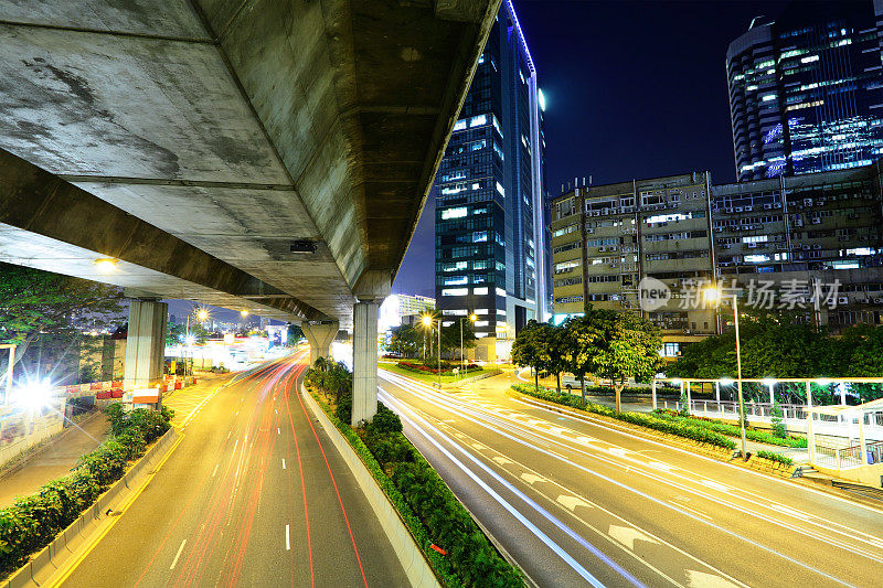 城市在夜间与交通路径