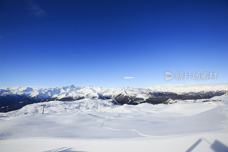 美丽的冬季山脉景观白云石滑雪胜地麦当娜迪坎皮格利奥