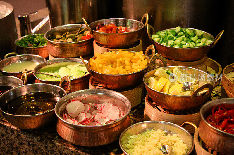 铜碗配蔬菜